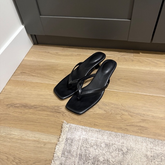 Black Kitten Heels Thong Sandals - Picture 2 of 3